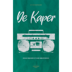 Boekomslag van De Kaper van Jet Hoogerwaard, met een witte retro-cassetterecorder op een groene achtergrond.