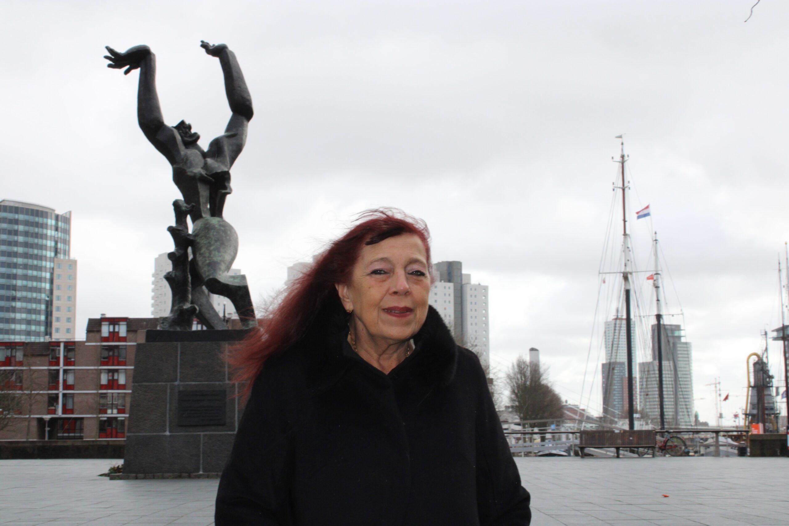 Joyce de Bos in Rotterdam bij het beeld De verwoeste stad van Zadkine