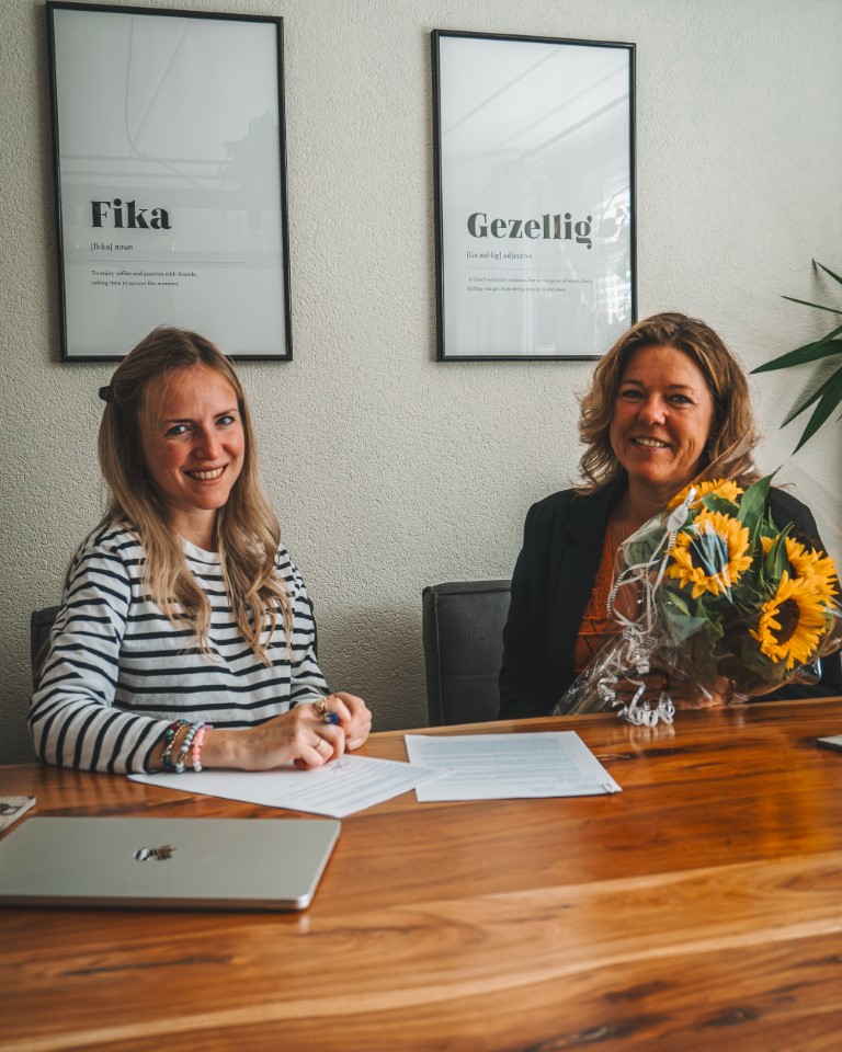 Celeste tekent haar boekcontract bij Avenir Publishing. (Beelden: Hampus Aberg)