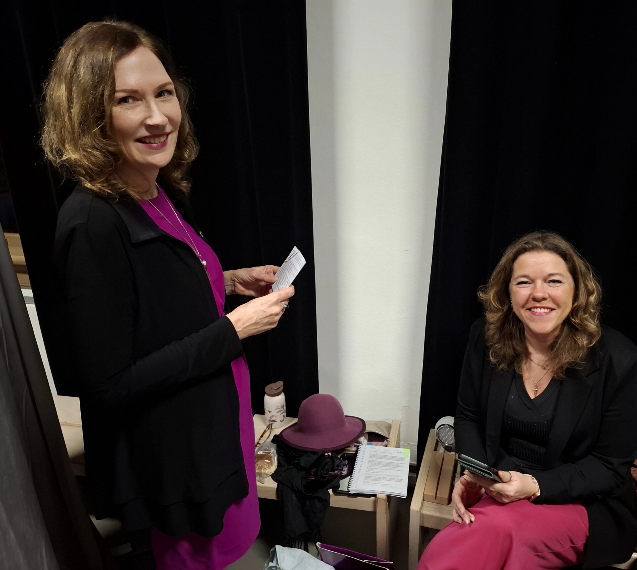 Schrijfevent Leiden, Jacqueline en Jet maken zich klaar.