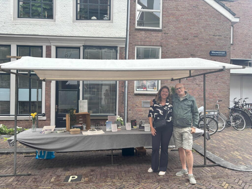 Boekenmarkt Jet Hoogerwaard en Hans Erkens voor de marktkraam