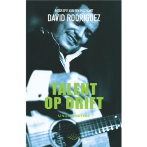 Boekcover van Talent op drift van Linda Wouters. De omslag toont een blauwgetinte foto van muzikant David Rodriguez met een gitaar. De titel staat in grote groene letters, met bovenaan de tekst Biografie van een muzikant.
