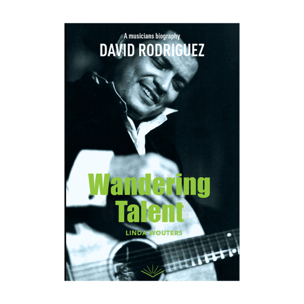 David Rodriguez met een gitaar en de tekst Wandering talent