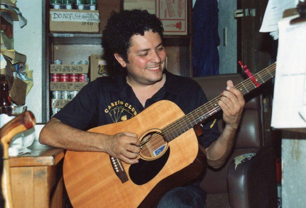 David Rodriguez met gitaar