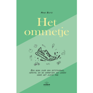 Boekcover van Het ommetje van Anne Bootz. De omslag is groen met de titel in grote gele letters. In het midden staat een getekende hardloopschoen, omringd door kleine illustraties zoals fruit, een fiets, een ijsje en een halter.