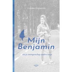 Boekomslag van Mijn Benjamin van Celeste Engwerda. Op de zwart-witfoto staat een zwangere vrouw op een rustige, met bomen omzoomde weg. De titel is uitgevoerd in blauw, met daarnaast een blauwe vlinder. Onderaan staat de ondertitel: Als je zwangerschap anders loopt.