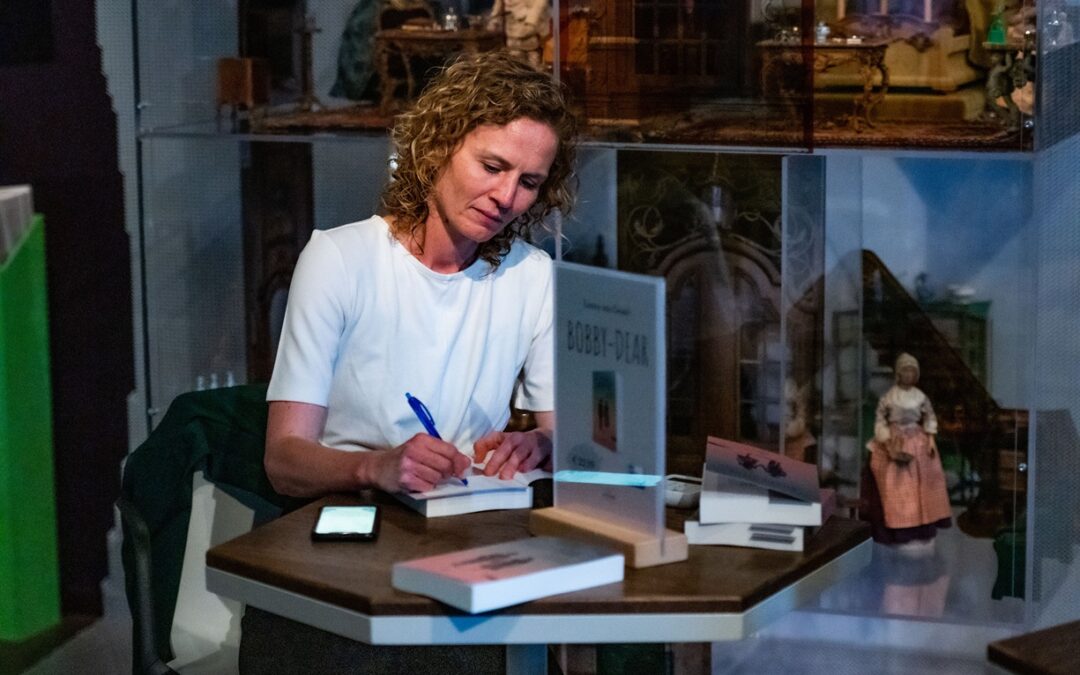 Bobby-dear, een jaar later