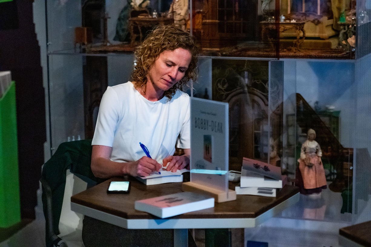 Lenny van Gessel signeert boeken