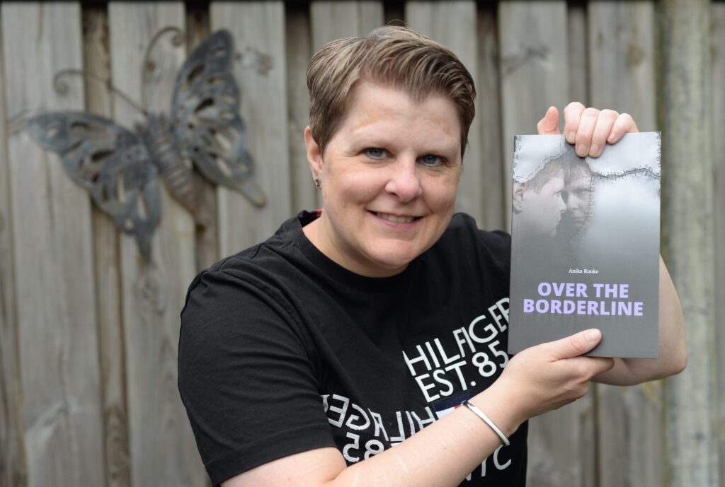 Anika Rooke met haar boek over borderline, Over the borderline, uitgegeven door Avenir Publishing.