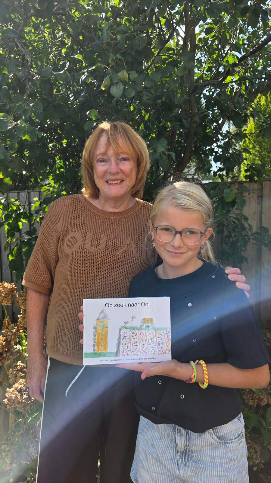 Linda Wouters en haar kleindochter Lynn met het prentenboek Op zoek naar Ooi