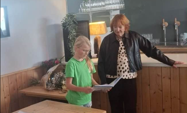 Linda Wouters met haar kleindochter en het nieuwe prentenboek
